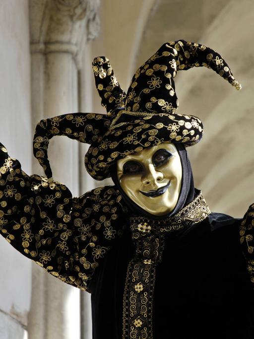 Verkleideter Harlekin anlässlich des Karnevals in Venedig.