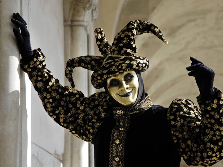 Verkleideter Harlekin anlässlich des Karnevals in Venedig.