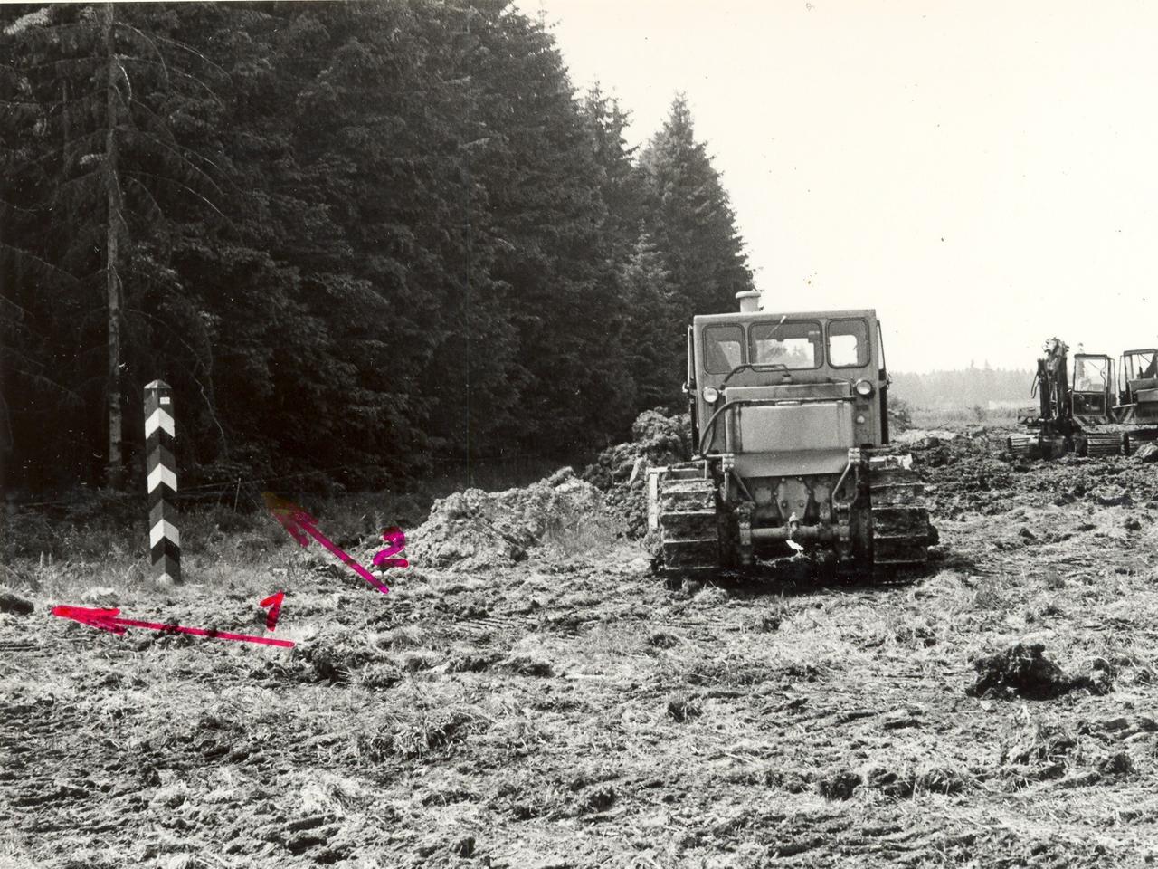 Gelände an der Grenzsäule - Pfeil 1 zeigt in Richtung der Grenzdurchbruchstelle, Pfeil 2: Trassierbandmarkeierung der Grenzlinie DDR-BRD Gelände an der Grenzsäule - Pfeil 1 zeigt in Richtung der Grenzdurchbruchstelle, Pfeil 2: Trassierbandmarkeierung der Grenzlinie DDR-BRD