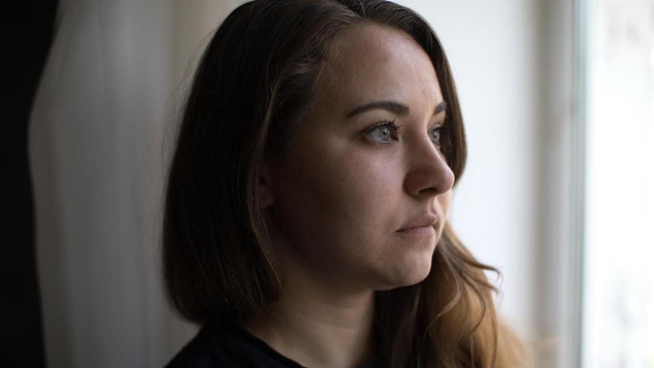Die Journalistin Julia Didenko musste aus Donezk vor den Separatisten flüchten. Jetzt wohnt sie in Maruipol. Hier sitzt sie am Fenster. Die Journalistin Julia Didenko musste aus Donezk vor den Separatisten flüchten. Jetzt wohnt sie in Maruipol. Hier sitzt sie am Fenster.