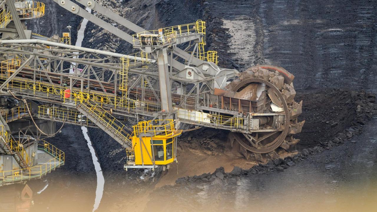Ein Schaufelradbagger fördert Braunkohle im Braunkohletagebau Jänschwalde. Ein Schaufelradbagger fördert Braunkohle im Braunkohletagebau Jänschwalde.
