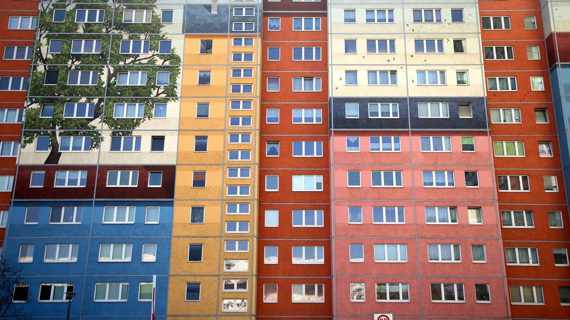 Das Foto zeigt farbig gestaltete Plattenbauten an der Frankfurter Allee im Bezirk Friedrichshain.