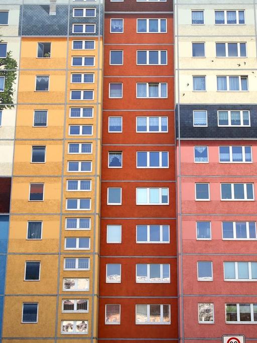 Das Foto zeigt farbig gestaltete Plattenbauten an der Frankfurter Allee im Bezirk Friedrichshain.