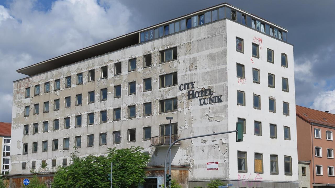 Blick auf das ehemalige Hotel Lunik in Eisenhüttenstadt Blick auf das ehemalige Hotel Lunik in Eisenhüttenstadt
