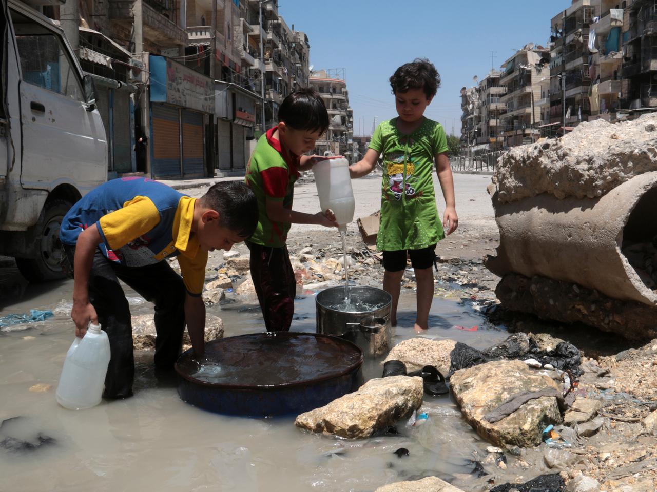 Alltag im Krieg: Kinder holen in einem Rebellengebiet von Aleppo Wasser im Juli 2014