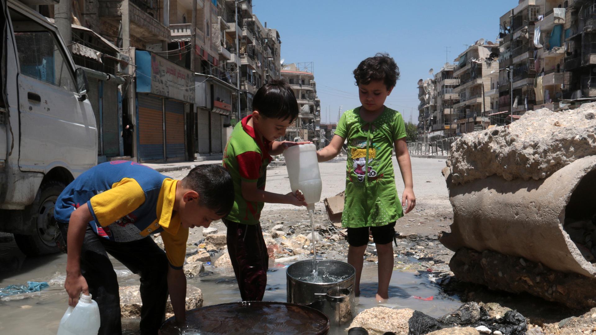Alltag im Krieg: Kinder holen in einem Rebellengebiet von Aleppo Wasser im Juli 2014 Alltag im Krieg: Kinder holen in einem Rebellengebiet von Aleppo Wasser im Juli 2014