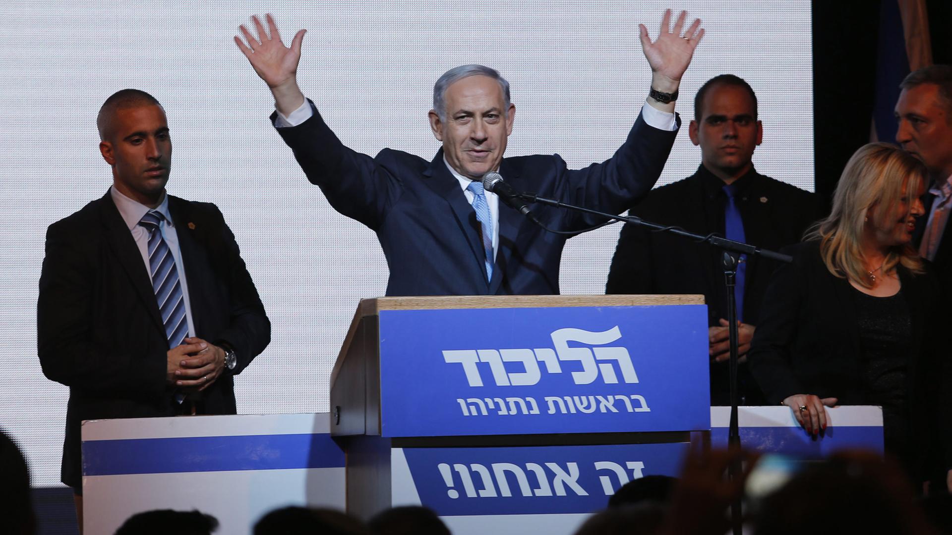Der israelische Ministerpräsident Benjamin Netanjahu lässt sich nach dem Wahlsieg von seinen Anhängern feiern. Der israelische Ministerpräsident Benjamin Netanjahu lässt sich nach dem Wahlsieg von seinen Anhängern feiern.