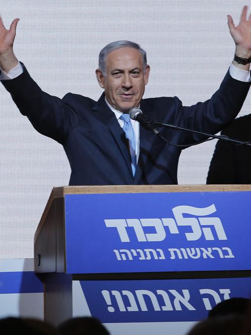 Der israelische Ministerpräsident Benjamin Netanjahu lässt sich nach dem Wahlsieg von seinen Anhängern feiern.