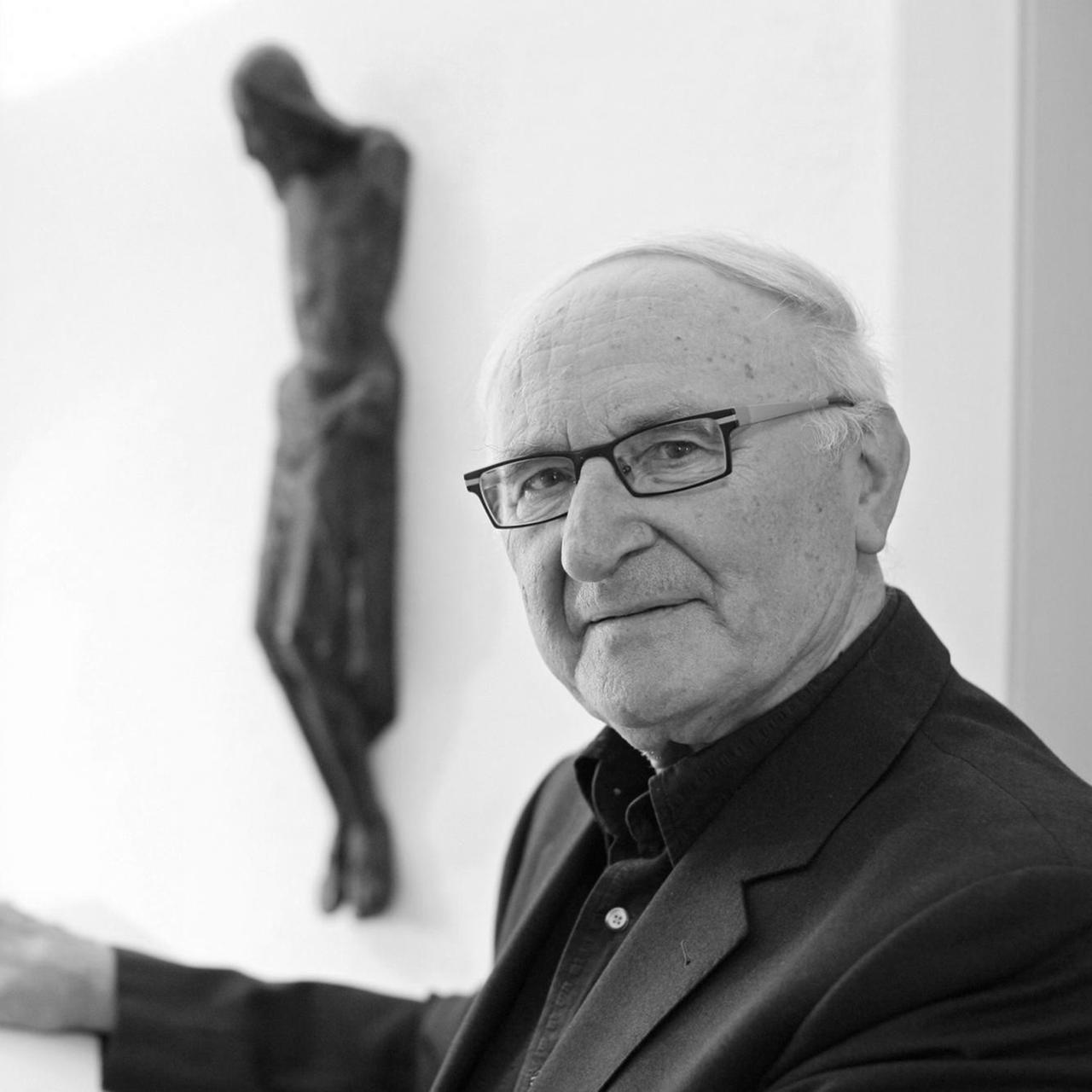 Der Theologe Johann Baptist Metz steht am Freitag (18.07.2008) an einem Pult in seinem Haus in Münster. 30 Jahre lang lehrte Metz als Professor für Fundamentaltheologie an der Universität in Münster, wo er bis heute wohnt. Metz gilt als Begründer der von ihm selbst so benannten "neuen Politischen Theologie". Der Theologe Johann Baptist Metz steht am Freitag (18.07.2008) an einem Pult in seinem Haus in Münster. 30 Jahre lang lehrte Metz als Professor für Fundamentaltheologie an der Universität in Münster, wo er bis heute wohnt. Metz gilt als Begründer der von ihm selbst so benannten "neuen Politischen Theologie".