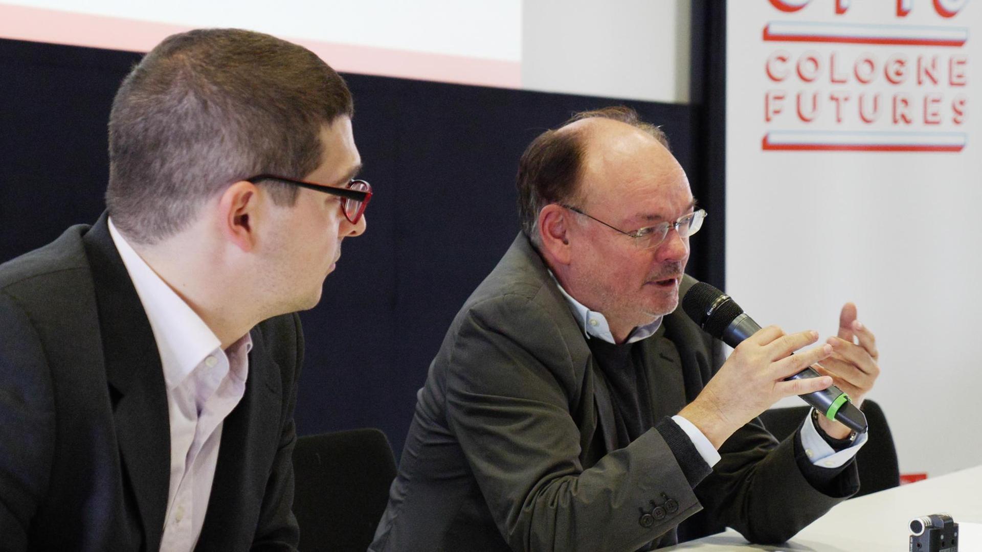 Dr. Lutz Hachmeister (rechts) und Paul-Olivier Dehaye auf der Konferenz "Cologne Futures" am 11. Oktober 2016.