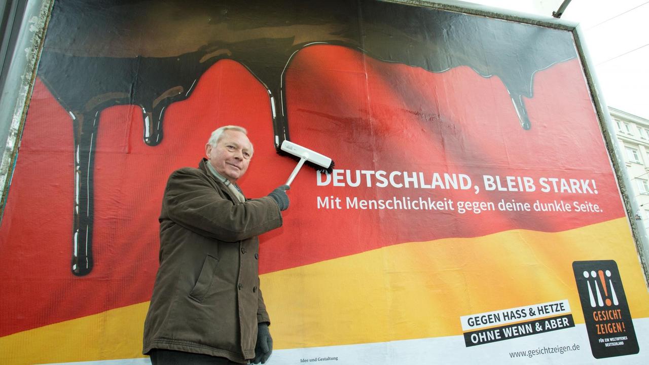 Uwe-Karsten Heye, Vorstandsvorsitzender von "Gesicht Zeigen!", präsentiert die neue Plakatkampagne gegen wachsende rechte Gefahr Uwe-Karsten Heye, Vorstandsvorsitzender von "Gesicht Zeigen!", präsentiert die neue Plakatkampagne gegen wachsende rechte Gefahr