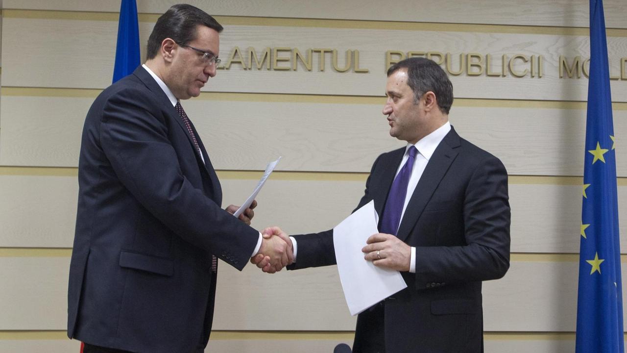 Koalitionsunterzeichnung in Moldau: Der Chef der Demokratischen Partei, Lupu, und der Vorsitzende der Liberal-Demokraten, Filat, geben sich im Januar 2015 Parlament  in der Hauptstadt Chisinau die Hand.