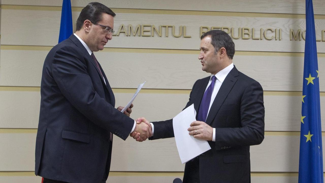 Koalitionsunterzeichnung in Moldau: Der Chef der Demokratischen Partei, Lupu, und der Vorsitzende der Liberal-Demokraten, Filat, geben sich im Januar 2015 Parlament in der Hauptstadt Chisinau die Hand. Koalitionsunterzeichnung in Moldau: Der Chef der Demokratischen Partei, Lupu, und der Vorsitzende der Liberal-Demokraten, Filat, geben sich im Januar 2015 Parlament in der Hauptstadt Chisinau die Hand.