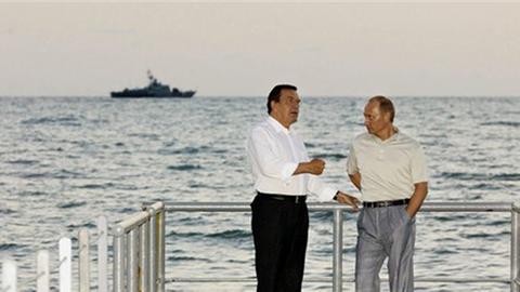 Hier sollen 2014 Olympische Spiele stattfinden - Winterspiele wohlgemerkt: Ex-Bundeskanzler Schröder und Russlands ehemaliger Staatschef Putin in Sotchi am Schwarzen Meer.