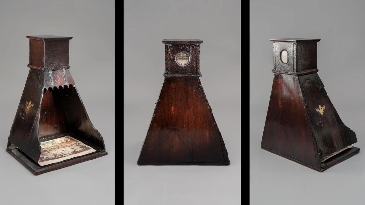 Ein Stück aus der Sammlung von Werner Nekes: Trapez-Guckkasten; dunkles Holz; Frankreich um 1730. Ein Stück aus der Sammlung von Werner Nekes: Trapez-Guckkasten; dunkles Holz; Frankreich um 1730.