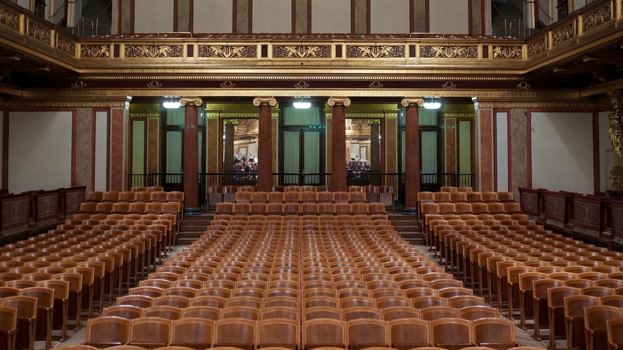 Das Parkett des Wiener Musikvereins mit leeren Sitzreihen. Der Wiener Musikverein (beziehungsweise das Haus des Wiener Musikvereins) ist ein traditionsreiches Konzerthaus in Wien. In diesem Haus befindet sich der berühmte Große (Goldene) Musikvereinssaal, der als einer der schönsten und akustisch besten Säle der Welt gilt. Der Musikverein befindet sich im 1. Wiener Gemeindebezirk Innere Stadt in der Bösendorferstraße Das Parkett des Wiener Musikvereins mit leeren Sitzreihen. Der Wiener Musikverein (beziehungsweise das Haus des Wiener Musikvereins) ist ein traditionsreiches Konzerthaus in Wien. In diesem Haus befindet sich der berühmte Große (Goldene) Musikvereinssaal, der als einer der schönsten und akustisch besten Säle der Welt gilt. Der Musikverein befindet sich im 1. Wiener Gemeindebezirk Innere Stadt in der Bösendorferstraße