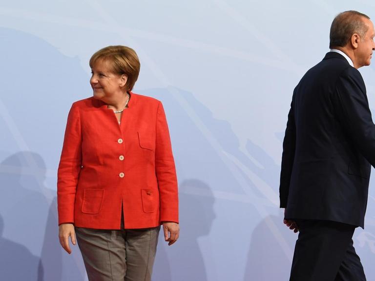 Bundeskanzlerin Angela Merkel begrüßt Recep Tayyip Erdogan, Präsident der Türkei, am 07.07.2017 in Hamburg beim G20-Gipfel.