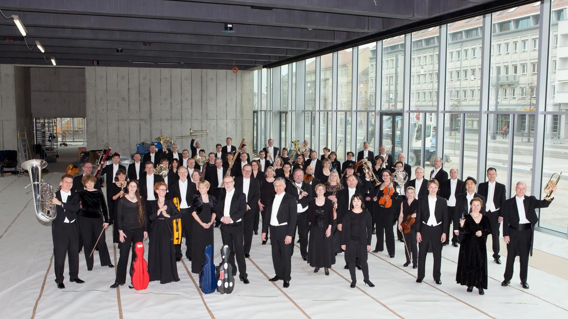 Die Musiker haben sich auf der Baustelle des Bauhausmuseums mit Abendkleidung versammelt. Die Musiker haben sich auf der Baustelle des Bauhausmuseums mit Abendkleidung versammelt.