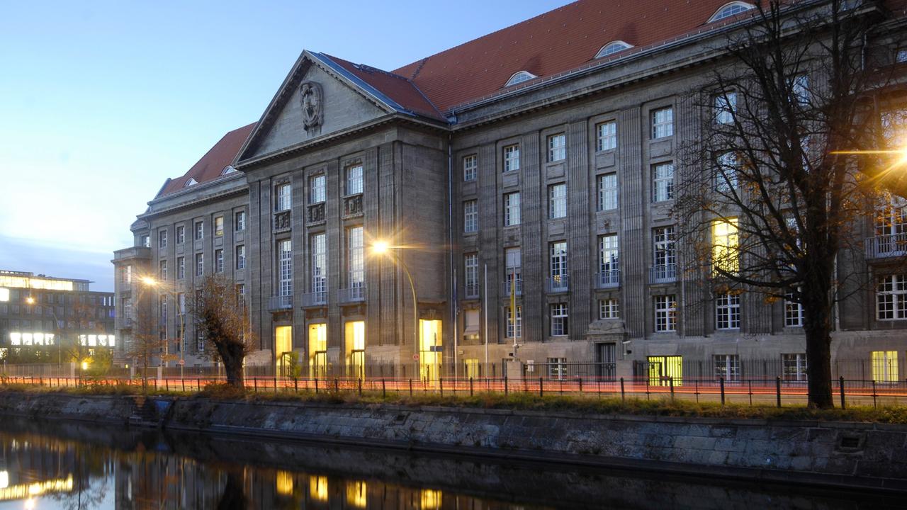 Das Bundesministerium der Verteidigung in Berlin, hier das Eingangsgebäude des Bendlerblocks am Landwehrkanal bei Nacht. Das Bundesministerium der Verteidigung in Berlin, hier das Eingangsgebäude des Bendlerblocks am Landwehrkanal bei Nacht.