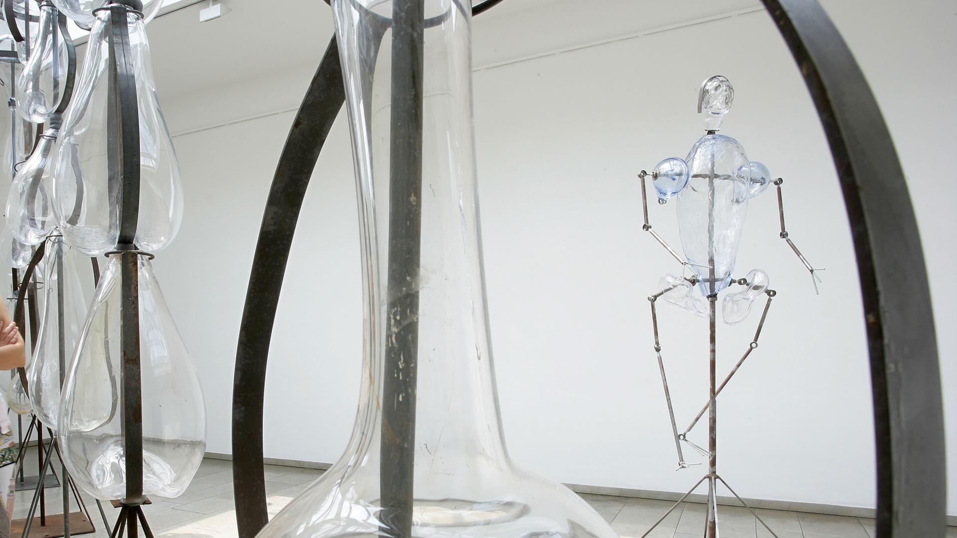 Arbeiten der Wiener Künstlerin Renate Korinek und des Künstlers Thomas Poggenhans aus Münster. Auf dem Bild zu sehen sind "Macht oder Machtanmaßung, 2004-2008" und "Zombies, 2006" (im Hintergrund). Arbeiten der Wiener Künstlerin Renate Korinek und des Künstlers Thomas Poggenhans aus Münster. Auf dem Bild zu sehen sind "Macht oder Machtanmaßung, 2004-2008" und "Zombies, 2006" (im Hintergrund).