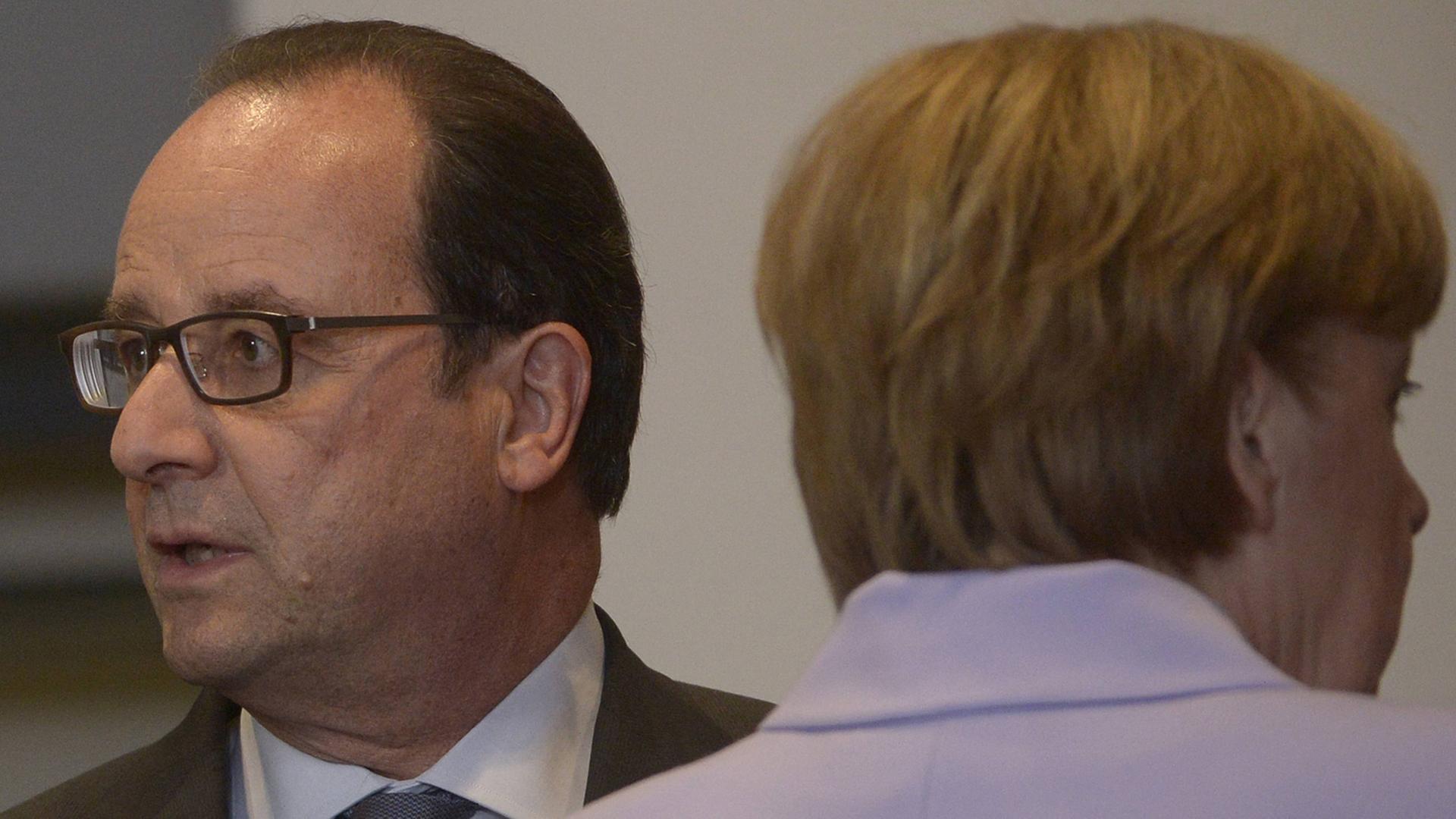 Frankreichs Präsident Francois Hollande und Bundeskanzlerin Angela Merkel - voneinander abgewandt Frankreichs Präsident Francois Hollande und Bundeskanzlerin Angela Merkel - voneinander abgewandt
