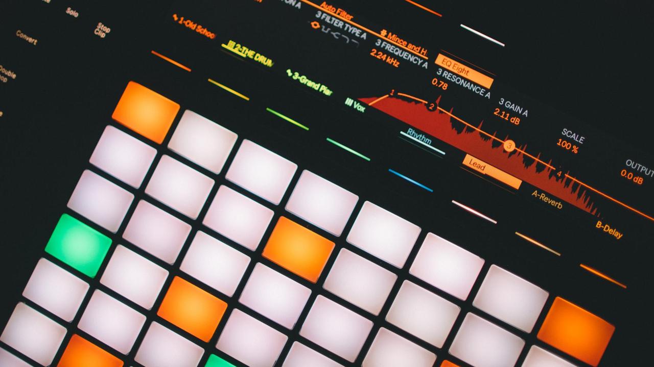 Eine Aufnahme eines Drumcomputers. Eine Aufnahme eines Drumcomputers.