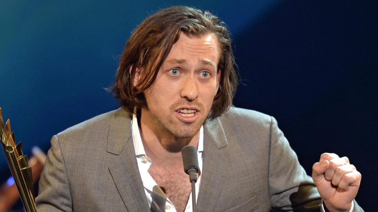 Der australische Regisseur und Theatermacher Simon Stone wird 2015 mit dem Nestroypreis in Wien als bester Regisseur ausgezeichnet. Der australische Regisseur und Theatermacher Simon Stone wird 2015 mit dem Nestroypreis in Wien als bester Regisseur ausgezeichnet.