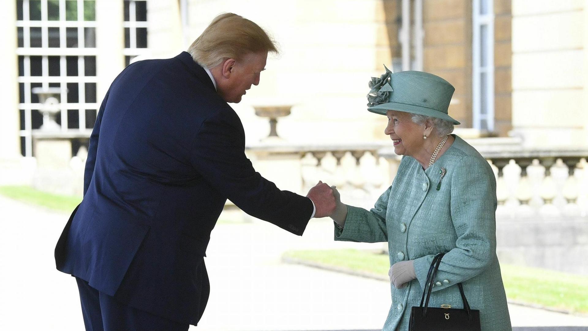 Großbritanniens Königin Elisabeth die Zweite empfängt den amerikanischen Präsidenten Donald Trump Großbritanniens Königin Elisabeth die Zweite empfängt den amerikanischen Präsidenten Donald Trump