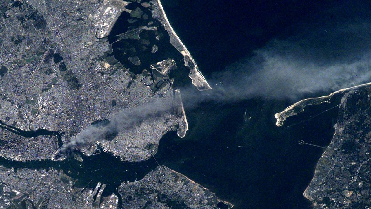 Am 11. September 2001 war Rauchfahne der brennenden Türme auch von der ISS aus zu sehen Am 11. September 2001 war Rauchfahne der brennenden Türme auch von der ISS aus zu sehen
