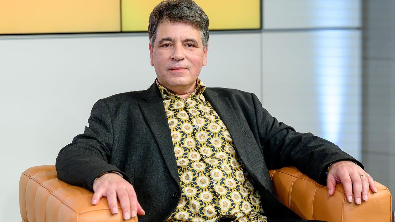 Bücherherbst 2020 von Deutschlandfunk Kultur: Marcel Beyer liest aus seinem Buch "Dämonenräumdienst", Aufzeichnung der Sendung in der Bertelsmann Repräsentanz in Berlin Bücherherbst 2020 von Deutschlandfunk Kultur: Marcel Beyer liest aus seinem Buch "Dämonenräumdienst", Aufzeichnung der Sendung in der Bertelsmann Repräsentanz in Berlin