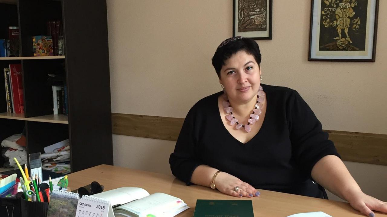 Die Rabbinerin Julia Gris an ihrem Schreibtisch Die Rabbinerin Julia Gris an ihrem Schreibtisch
