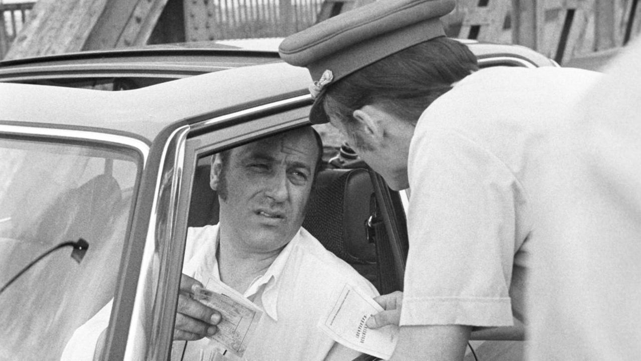 Der Ost-Berliner Sänger und Schauspieler Manfred Krug am Steuer seines Mercedes an der Bösebrücke nach Passieren des Grenzübergangs Bornholmer Straße in Berlin Der Ost-Berliner Sänger und Schauspieler Manfred Krug am Steuer seines Mercedes an der Bösebrücke nach Passieren des Grenzübergangs Bornholmer Straße in Berlin