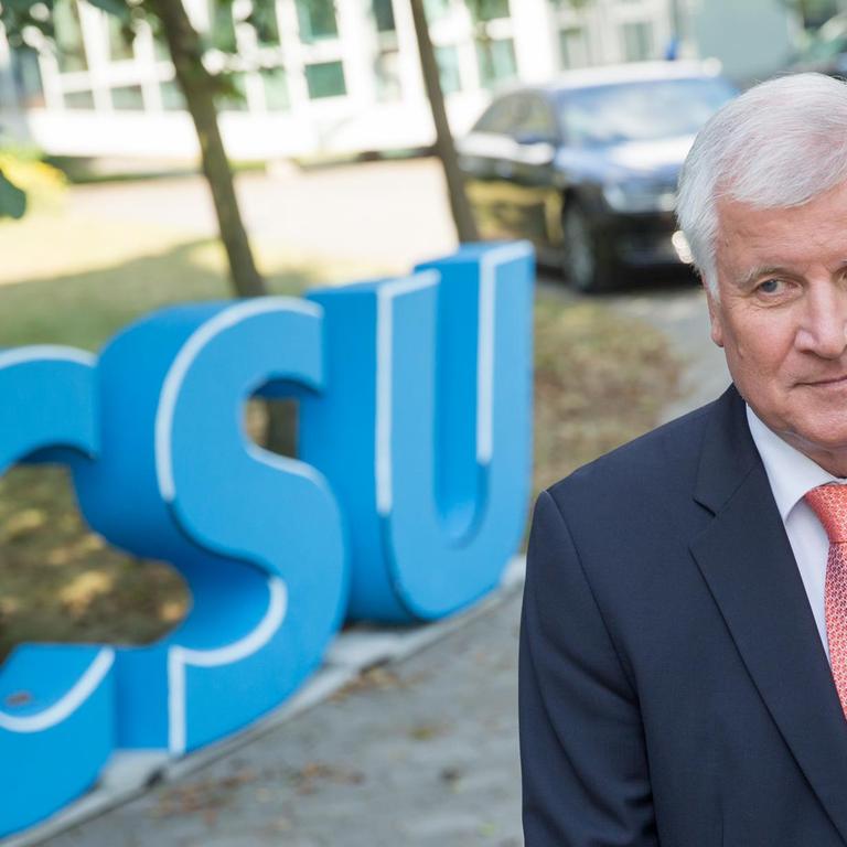 Bayerns Ministerpräsident Horst Seehofer vor dem CSU-Logo