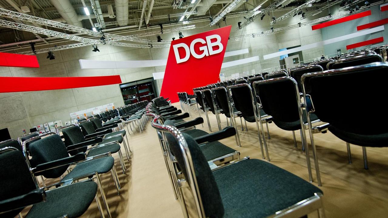Leere Stühle stehen vor dem Logo des Deutschen Gewerkschaftsbundes (DGB) im CityTube in Berlin. Leere Stühle stehen vor dem Logo des Deutschen Gewerkschaftsbundes (DGB) im CityTube in Berlin.