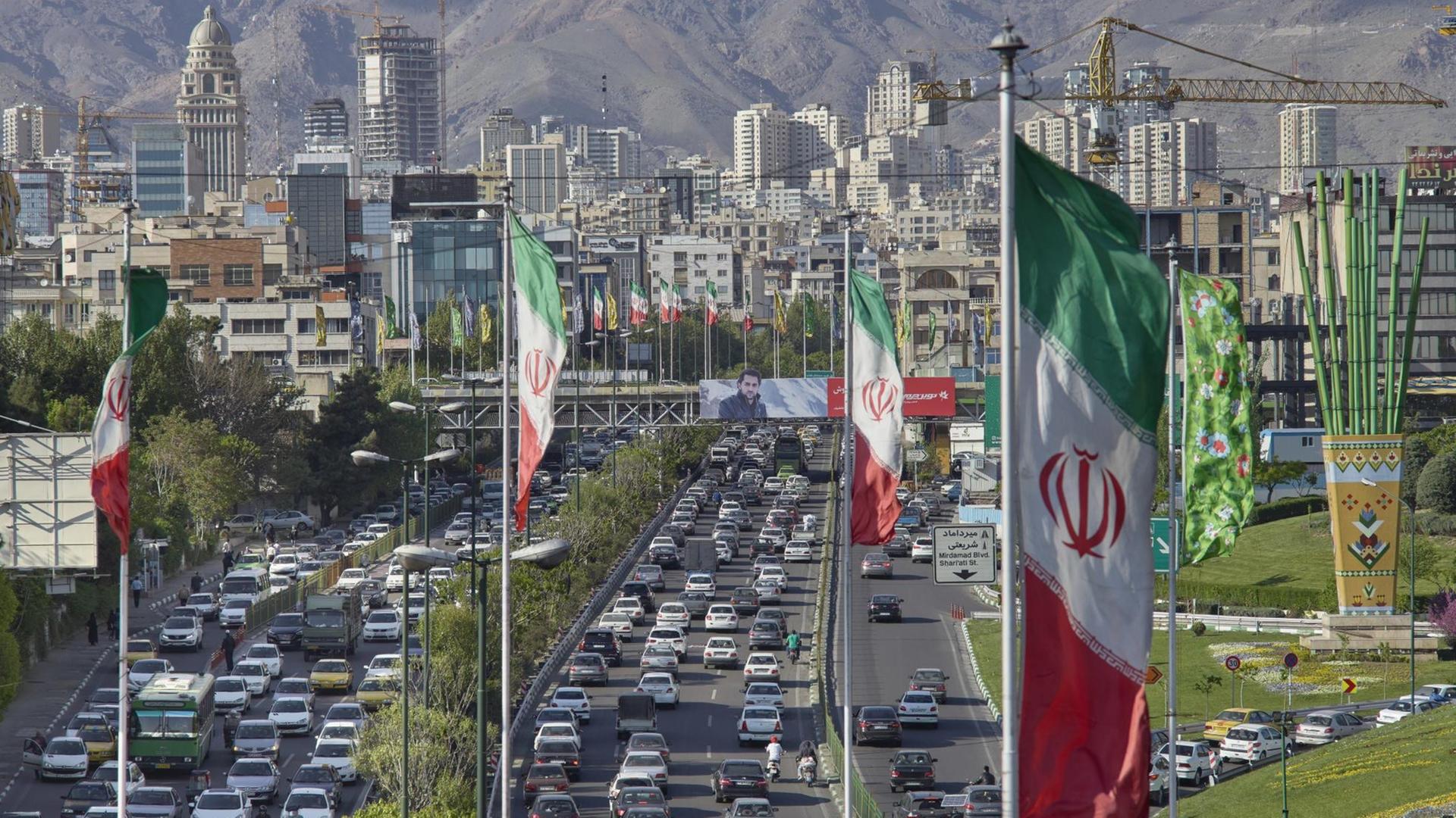 Teheran im Iran: Blick auf die Stadt vor dem Elburs-Gebirge Teheran im Iran: Blick auf die Stadt vor dem Elburs-Gebirge