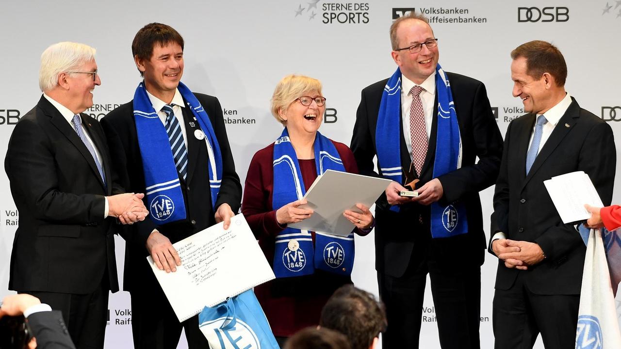Bundespräsident Frank-Walter Steinmeier (l) und Alfons Hörmann (r), der Präsidenten des Deutschen Olympischen Sportbundes, im Januar 2019 bei der Verleihung "Sterne des Sports 2018" an den Turnverein 1848 Erlangen. Bundespräsident Frank-Walter Steinmeier (l) und Alfons Hörmann (r), der Präsidenten des Deutschen Olympischen Sportbundes, im Januar 2019 bei der Verleihung "Sterne des Sports 2018" an den Turnverein 1848 Erlangen.
