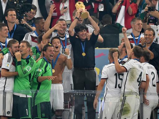 Bundestrainer Joachim Löw feiert im Kreis seiner Spieler den WM-Triumph.
