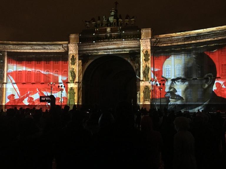 Feierlichkeiten zum 100. Jahrestag der Oktoberrevolution: Wladimir Lenin auf Leinwand projiziiert.