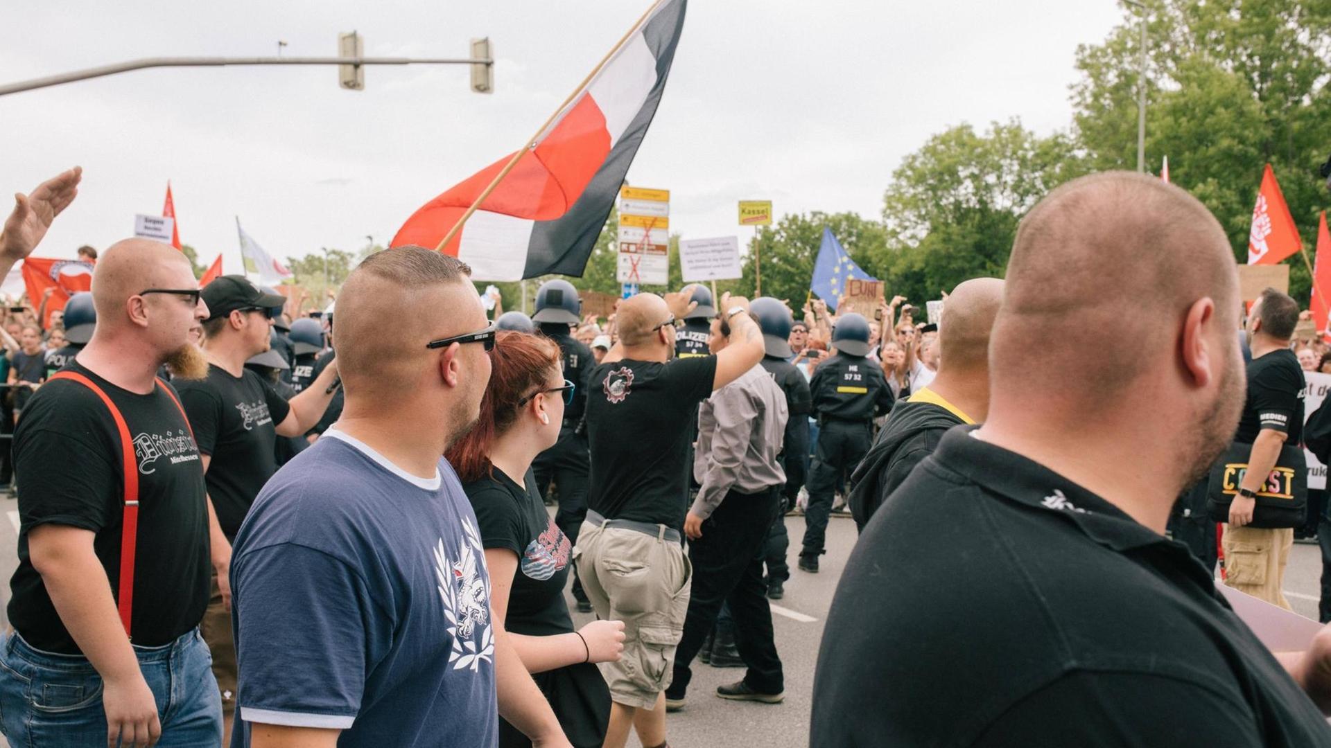 Demonstration von "Die Rechte in Kassel" mit Teilnehmer in "Combat 18"-Shirt Demonstration von "Die Rechte in Kassel" mit Teilnehmer in "Combat 18"-Shirt