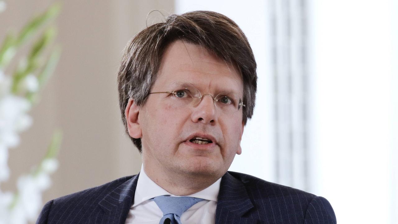 Christoph Möllers ist Professor für Öffentliches Recht und Rechtsphilosophie an der Humboldt-Universität in Berlin.