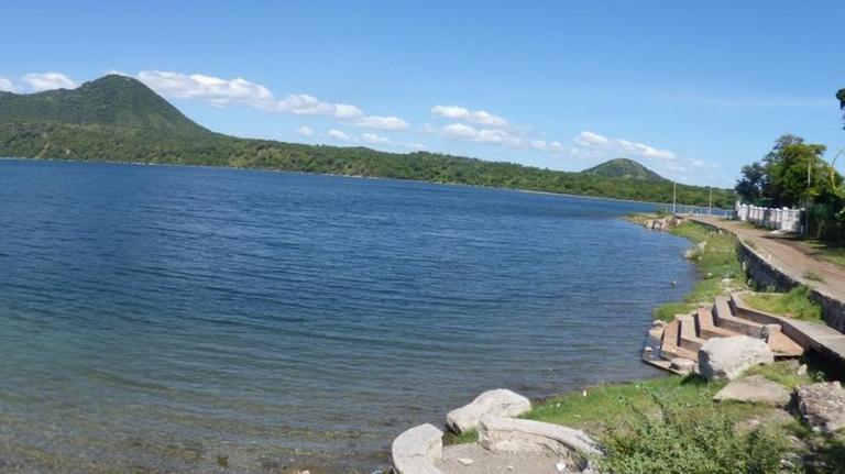 Kratersee Xiloá in Nicaragua. Das deutlich klarere Wasser führte zu evolutionären Anpassungen des Auges der Buntbarsch-Arten Kratersee Xiloá in Nicaragua. Das deutlich klarere Wasser führte zu evolutionären Anpassungen des Auges der Buntbarsch-Arten