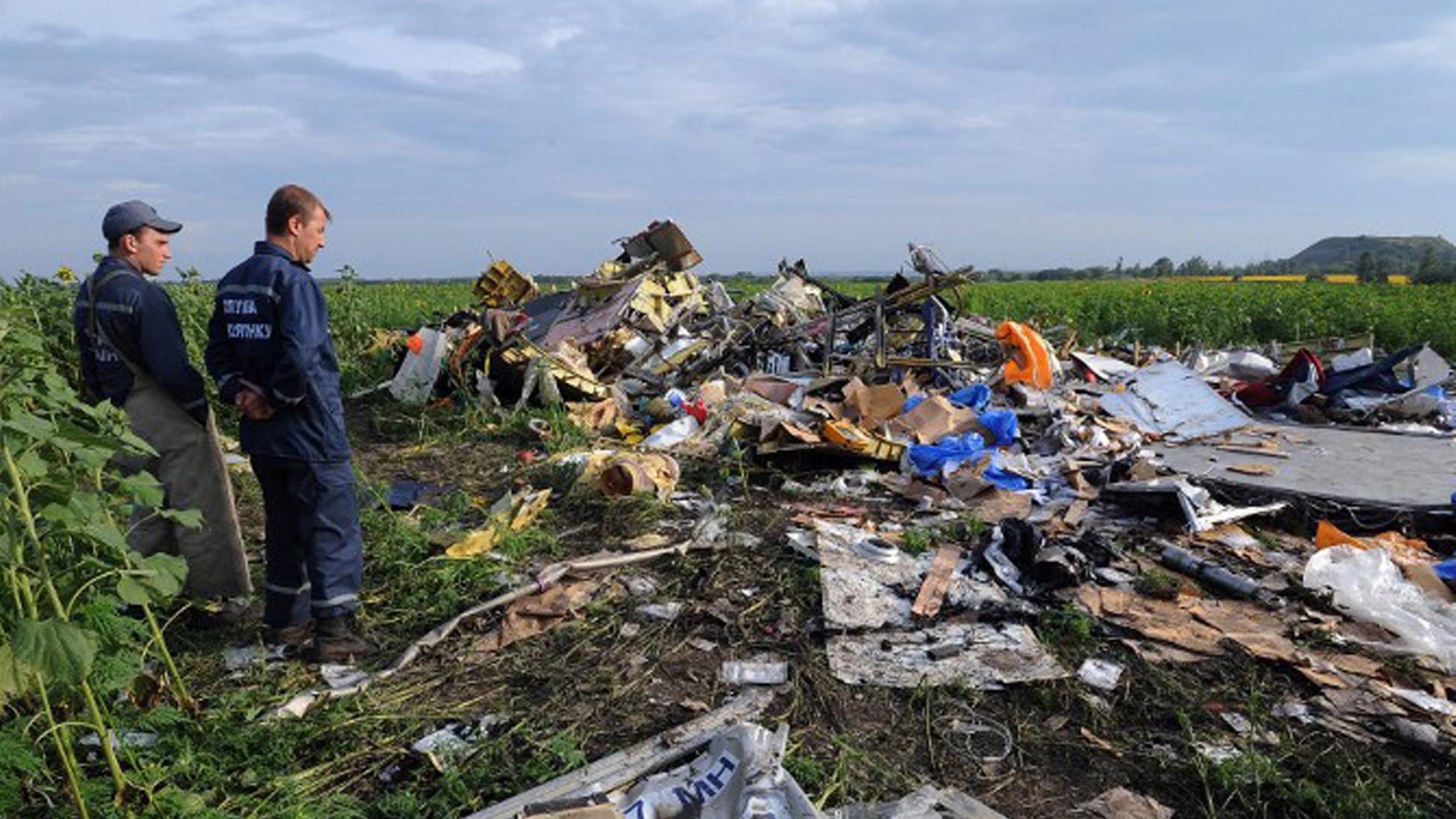 Ukrainische Sicherheitsbeamte an der Absturzstelle. Ukrainische Sicherheitsbeamte an der Absturzstelle.