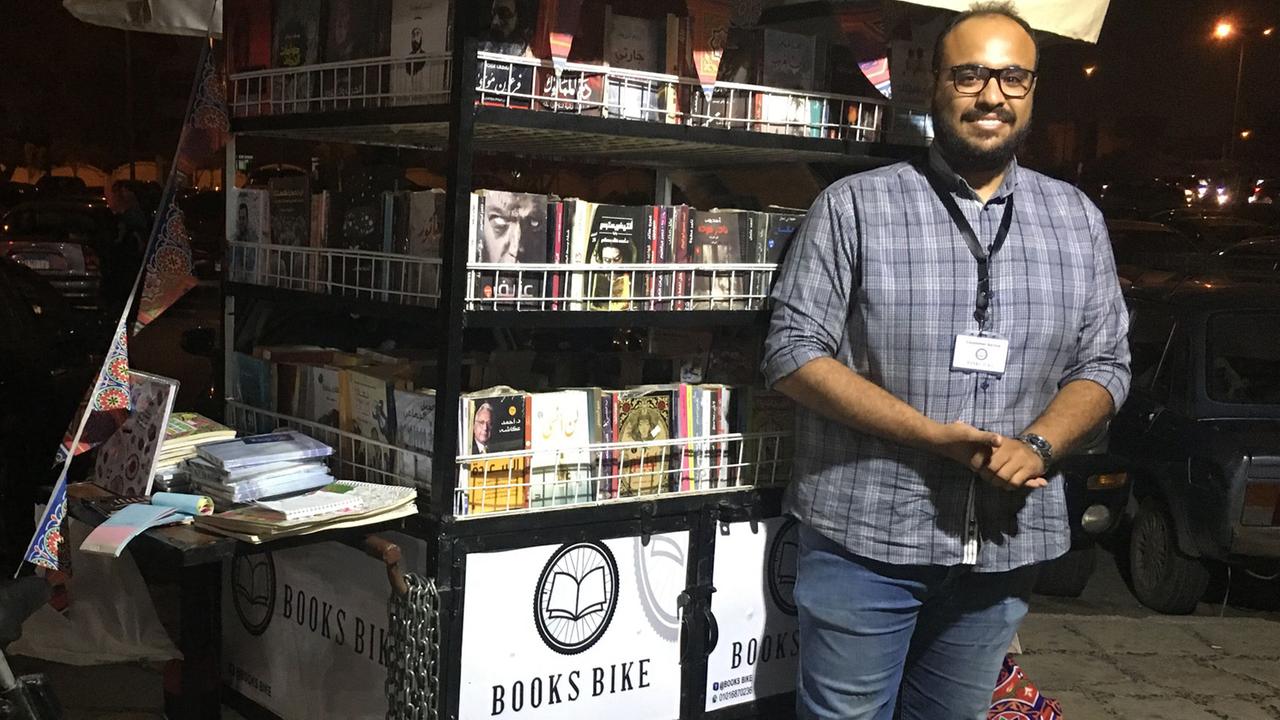 Der Ägypter Mohamed Abu El Soud mit seinem Books Bike. Der Ägypter Mohamed Abu El Soud mit seinem Books Bike.