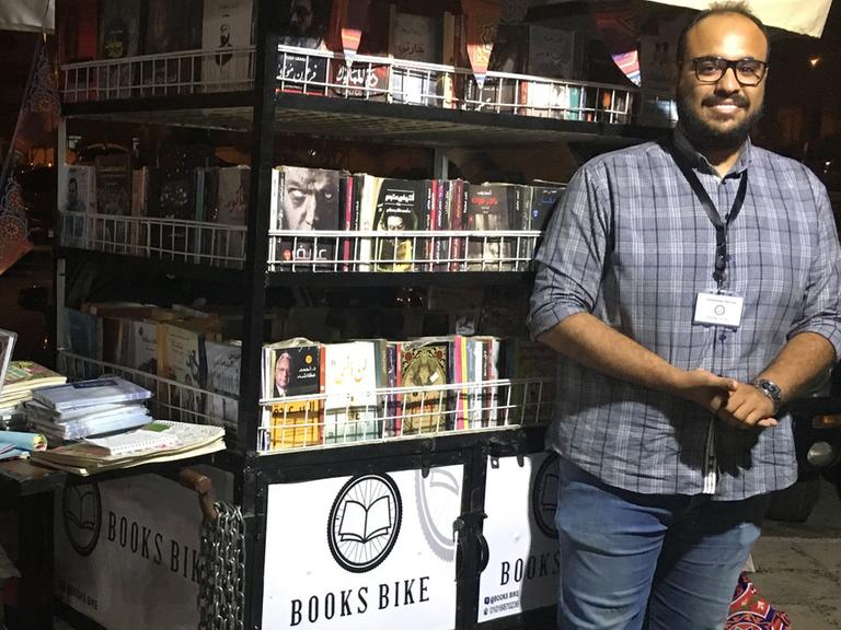 Der Ägypter Mohamed Abu El Soud mit seinem Books Bike.