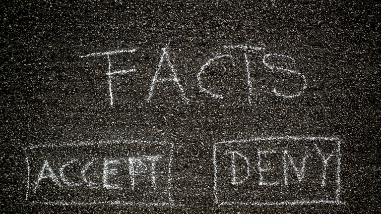 Mit Kreide auf den Boden gemalt: Facts accept deny.