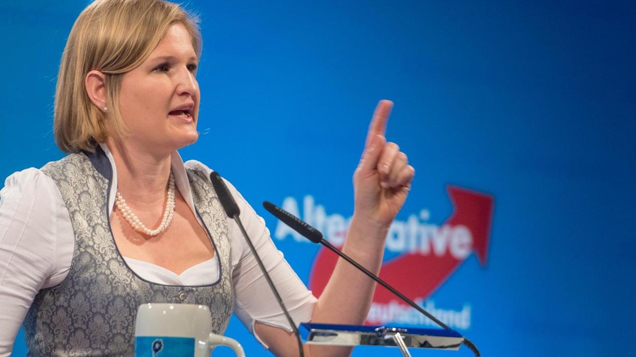 Katrin Ebner-Steiner, stellvertretende Landesvorsitzende der bayerischen AfD, spricht beim politischen Aschermittwoch.