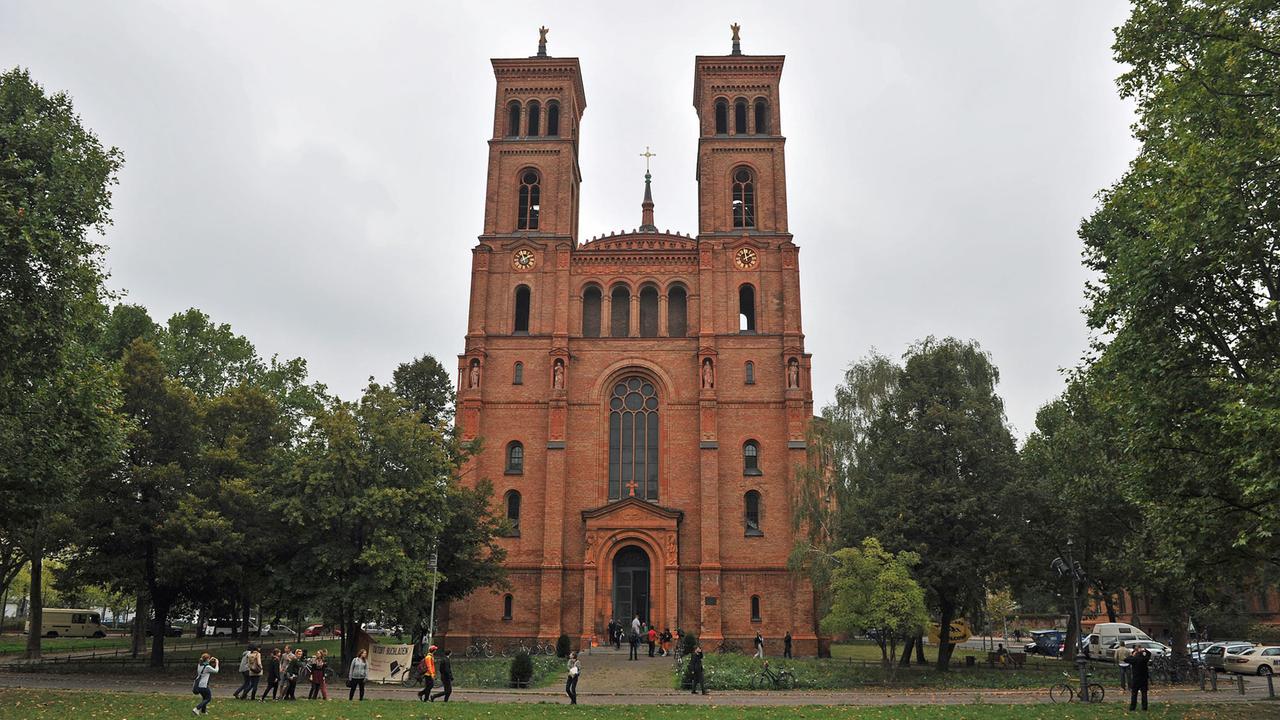 Bäume rahmen am 12.09.2014 in Berlin die St. Thomas-Kirche am Mariannenplatz in Kreuzberg ein.