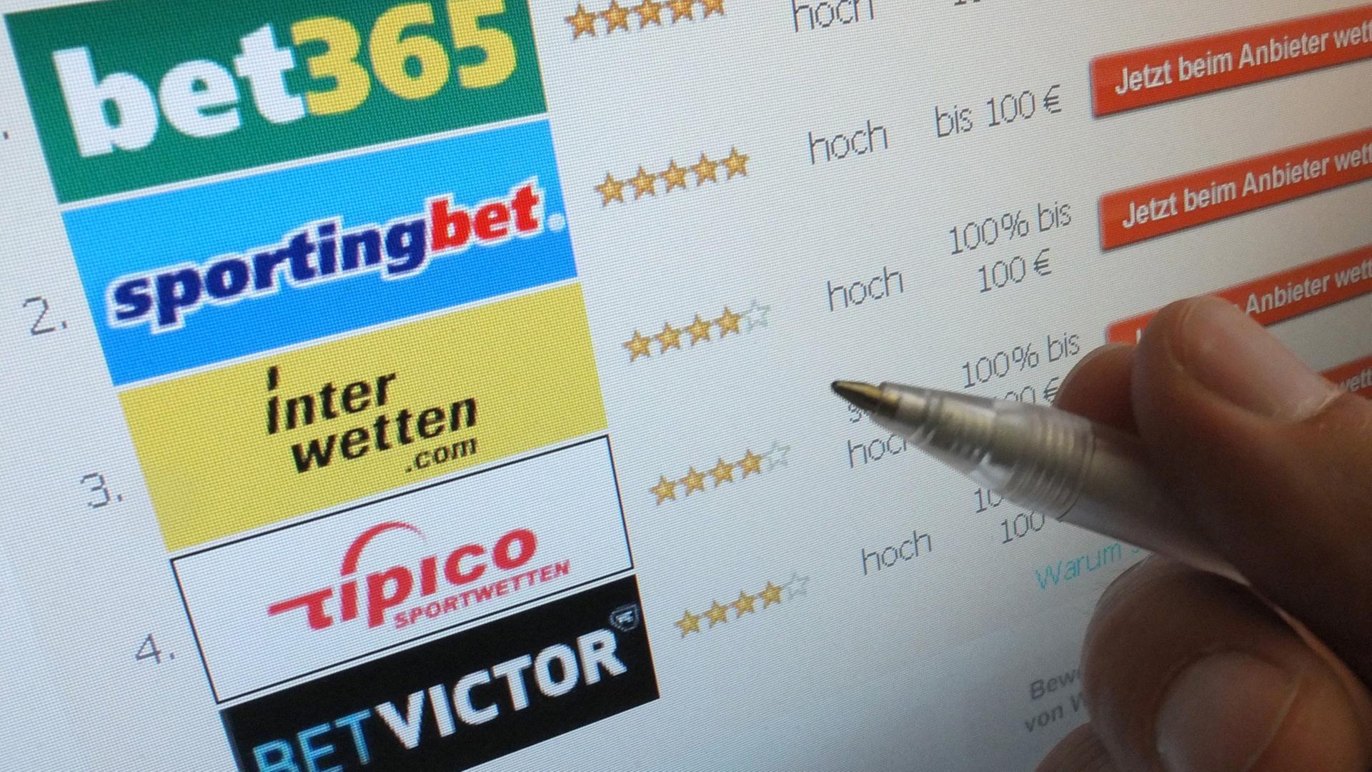 Ein Mann schaut sich eine Internetseite für Online-Wetten an. Ein Mann schaut sich eine Internetseite für Online-Wetten an.
