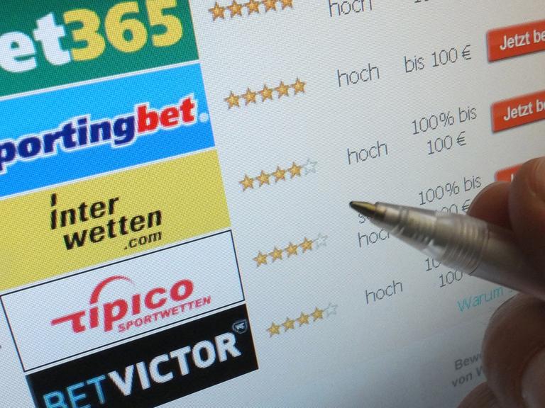 Ein Mann schaut sich eine Internetseite für Online-Wetten an.