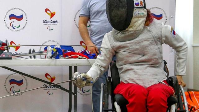 Anna Petukhova (l.) und Kseniya Ovsyannikov, Sportlerinnen der russischen Rollstuhl-Fechtmannschaft, bei einer Pressekonferenz zu den Sommer-Paralympics.